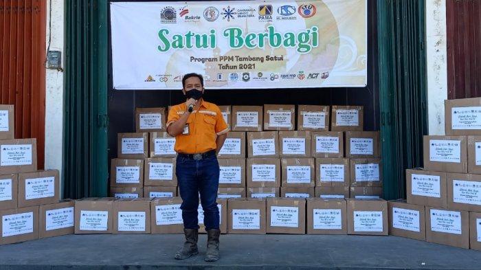 PT Arutmin Indonesia Tambang Satui dan mitra kerja menyalurkan Paket Sembako untuk anak yatim piatu, dhuafa, disabilitas, marbot dan ustadz dalam kegiatan