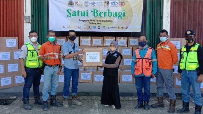 PT Arutmin Indonesia Tambang Satui dan mitra kerja menyalurkan Paket Sembako untuk anak yatim piatu, dhuafa, disabilitas, marbot dan ustadz dalam kegiatan