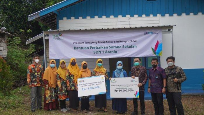 PT PLN (Persero) UP2B Kalimantan memberikan bantuan perbaikan sarana SDN 1 Aranio.