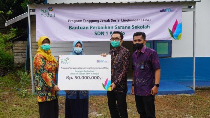 PT PLN (Persero) UP2B Kalimantan memberikan bantuan perbaikan sarana SDN 1 Aranio.