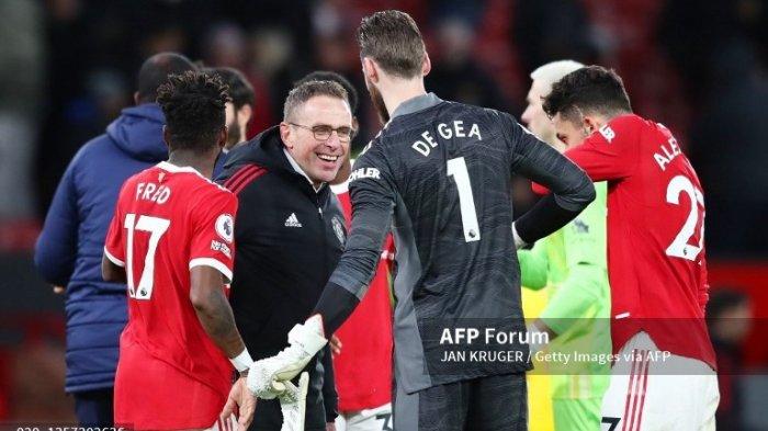 MANCHESTER, INGGRIS - 05 DESEMBER: David De Gea dari Manchester United berdiskusi dengan Ralf Rangnick, Manajer Manchester United setelah pertandingan Liga Inggris antara Manchester United dan Crystal Palace di Old Trafford pada 05 Desember 2021 di Manchester, Inggris.