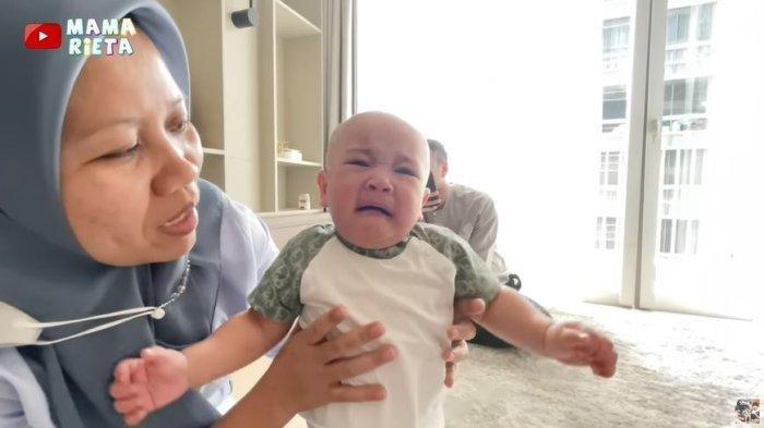 Rayyanza langsung menangis saat handphone yang sedang dipegangnya diambil oleh suster dan juga papanya.