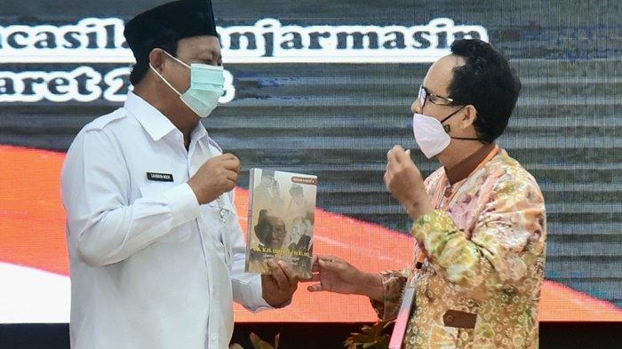 Gubernur Kalsel, H Sahbirin Noor (Paman Birin) pada pembukaan Seminar Nasional Rekam Jejak Syekh Muhammad Arsyad Al Banjari di Mahligai Pancasila Banjarmasin, Rabu (16/3/2022).