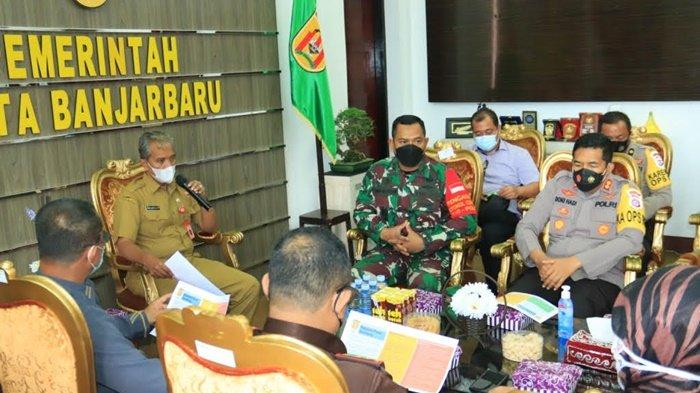 Turut hadir dalam rapat membahas relokasi dan penutupan Pasar Bauntung , Dandim 1006/Martapura dan Kapolres Banjarbaru, di Kantor Wali Kota Banjarbaru, Kalimantan Selatan, Selasa (23/2/2021).