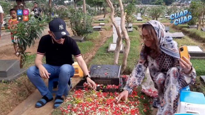 Ruben Onsu dan Bunda Corla datangi makam Olga Syahputra.