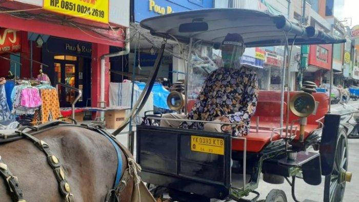 Sadiyo kusir andong di Malioboro Yogyakarta terapkan protokol kesehatan dengan mengenakan masker dan face shield. Dirinya juga menyekat tengah-tengah andong dengan plastik mika.