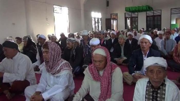 Jemaah Naqsabandiyah di Padang, SUmatera Barat, salat Idulfitri 1437 H hari ini, Senin (4/7).