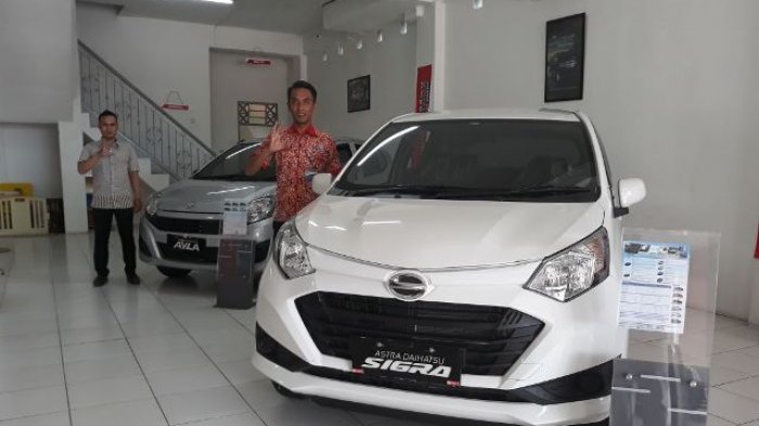 Sales PT Astra Daihatsu Cabang Banjarbaru Jalan A Yani Km 36,5 menunjukan Ayla dan Sigra.
