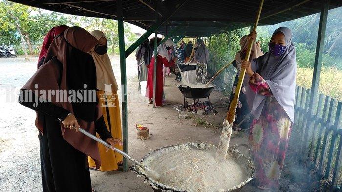 Santriwati sedang membuat bubur asyura di Pondok Pesantren Ishlahul Aulad di Desa Pemangkih Baru, Kecamatan Tatah Makmur, Kabupaten Banjar, Provinsi Kalimantan Selatan, Sabtu (29/8/2020).