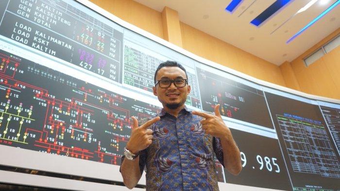 SCADA tersebut ditampilkan pada layar monitor besar (wall display) berukuran 800 inch (8x2.5 meter) untuk memonitoring kondisi keseluruhan kelistrikan di Kalimantan