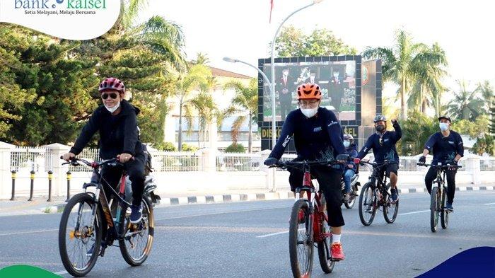 Sehat ceria para peserta ‘Bike To Work' yang diikuti komisaris hingga karyawan Bank Kalsel, menyusuri beberapa jalan protoko Kota Banjarmasin, Kamis (10/6/2021).
