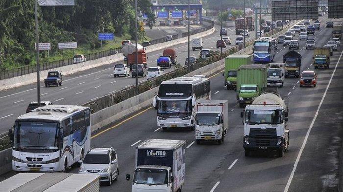 Sejumlah kendaraan melintasi tol JORR (Jakarta Outer Ring Road) menuju tol Jakarta-Cikampek di Bekasi , Jawa Barat, Kamis (23/4/2020). Menurut data Direktorat Lalu Lintas (Dirlantas) Polda Metro Jaya sebanyak 44.550 kendaraan keluar wilayah Jabodetabek (Jakarta, Bogor, Depok, Tangerang, Bekasi ) melewati gerbang tol Cikampek Utama jelang larangan mudik yang ditetapkan pemerintah pada (24/4/2020).