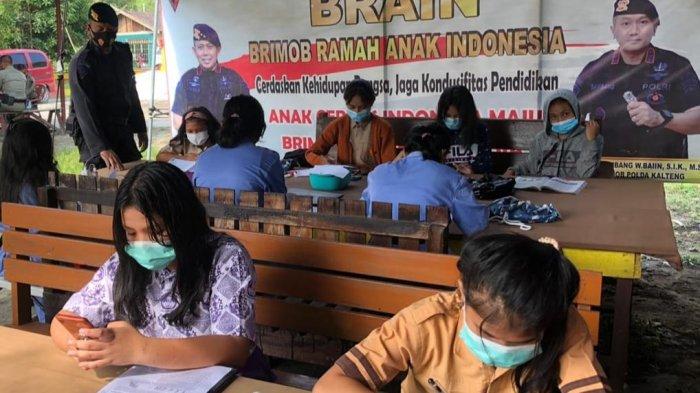Sejumlah pelajar Kecamatan Bukitbatu Palangkaraya, saat memanfaatkan sarana belajar daring yang disiapkan oleh Satbrimob Polda Kalteng.