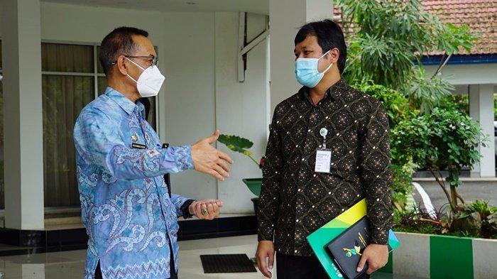 Sekretaris Daerah Kabupaten Hulu Sungai Selatan, Drs H Muhammad Noor (kiri), berbincang dengan Kepala BPJS Ketenagakerjaan Banjarmasin, Tito Hartono, di Kantor Pemkab HSS, Kota Kandangan, Kalimantan Selatan, Kamis (6/5/2021).