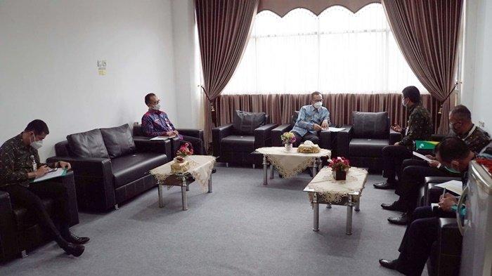 Pertemuan Sekretaris Daerah Kabupaten Hulu Sungai Selatan, Drs H Muhammad Noor (kiri), dengan Kepala BPJS Ketenagakerjaan Banjarmasin, Tito Hartono, di Kantor Pemkab HSS, Kota Kandangan, Kalimantan Selatan, Kamis (6/5/2021).