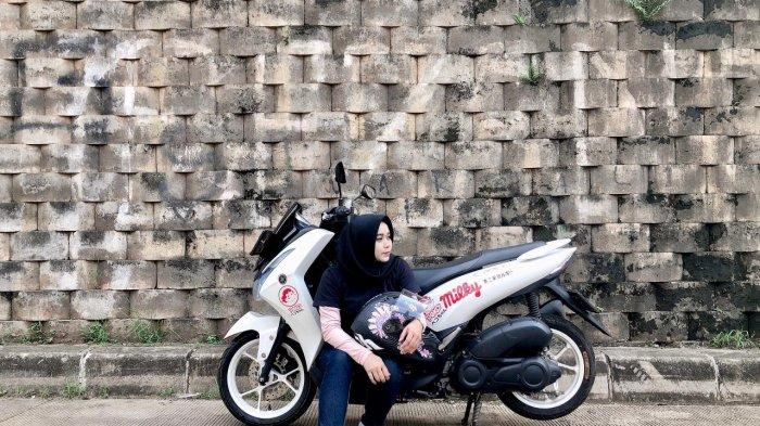 Selva Marisa (34) seorang wanita yang berprofesi sebagai Graphic Designer dan menggemari dunia otomotif khususnya roda dua