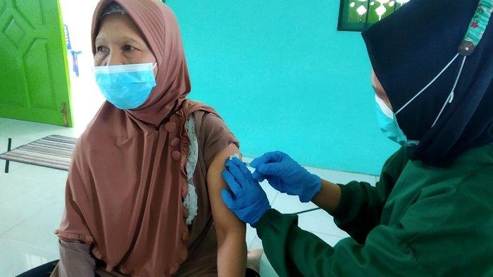 Salah seorang lansia mendapatkan suntik vaksin Covid-19 oleh Puskesmas Pelambuan, Sabtu (6/3/2021).