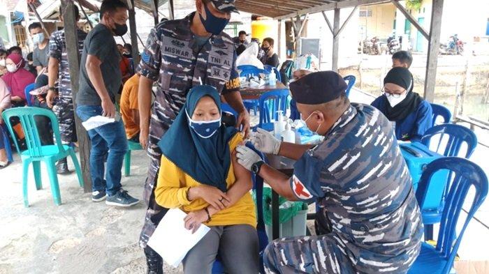 Serbuan vaksinasi maritim TNI AL Kotabaru menyasar warga di pesisir Desa Rampa, Kecamatan Pulaulaut Utara Kotabaru.