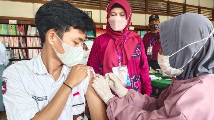 Siswa di SMAN 12 Banjarmasin sedang menjalani vaksinasi Covid-19, Senin (25/10/2021).