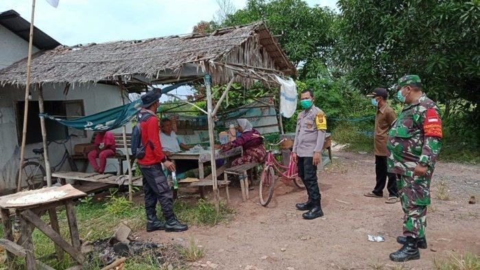 Petugas sosialisasikan pencegahan bakar lahan untuk cegah karhutla di kawasan Sungai Batang dan Tangkas, Martapura, Kabupaten Banjar, Provinsi Kalimantan Selatan, Selasa (24/8/2021).