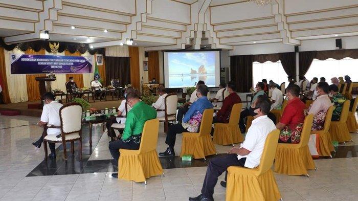 Suasana Audiensi dan Koordinasi dengan Tim Pengarah Teknis KONI Provinsi Kalimantan Selatan, terkait kesiapan penyelenggaraan Porprov XI Tahun 2022 di Pendopo Bupati, Kota Kandangan, Kabupaten Hulu Sungai Selatan (HSS), Kamis (27/5/2021).