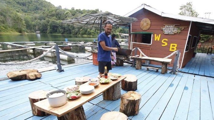 Suasana jala apung, Alimpung Island, yang menjadi destinasi wisata baru di Desa Wisata Tiwingan Lama, Kecamatan Aranio, Kabupaten Banjar, Minggu (6/3/2022).
