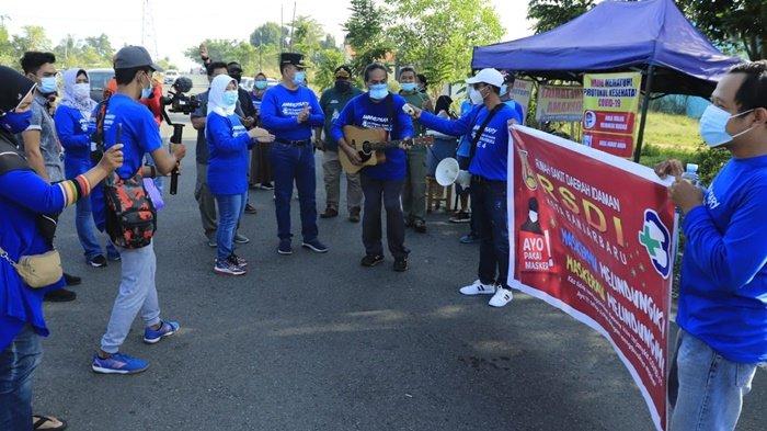 Suasana kegiatan Gerakan Bersama Memakai (Gebrak) Masker di Jalan Trikora, Kota Banjarbaru, Minggu (4/10/2020).