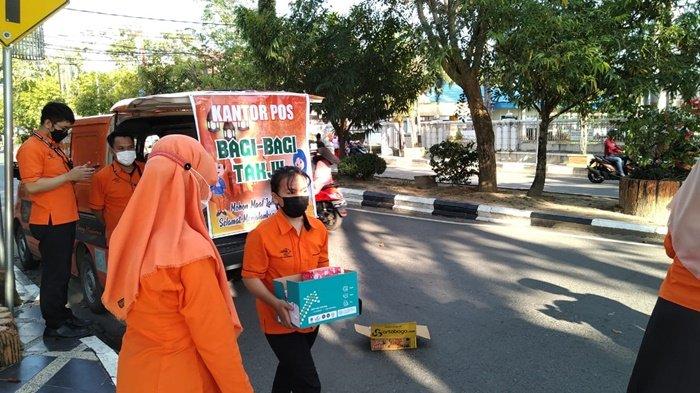 Suasana pembagian makanan pembuka puasa atau takjil kepada warga di Kota Amuntai, Kabupaten Hulu Sungai Utara (HSU), Kalimantan Selatan.