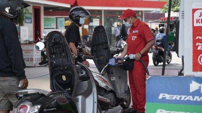 Suasana pengisian BBM di SPBU. Simak harga BBM hari ini Senin 22 Agustus 2022 di seluruh Indonesia