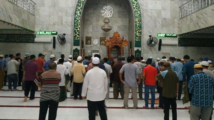 Suasana salat Zuhur di Masjid Noor, Jumat (3/4/2020).