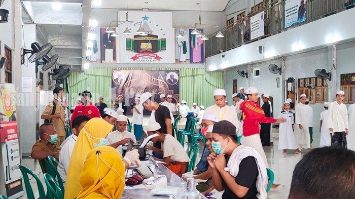 Suasana vaksinasi Covid-19 di Pondok Pesantren Minhajul Abidin Desa Telaga Bidadari, Kecamatan Sungai Raya, kerja sama Badan Intelijen Negara Daerah Kalimantan Selatan (Binda Kalsel) dan Dinas Kesehatan Kabupaten Hulu Sungai Selatan (HSS), Selasa (5/7/2022).