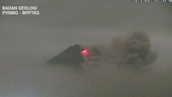 Tangkapan layar aktivitas Gunung Merapi yang mengeluarkan awan panas pada Selasa, (26/1/2021).