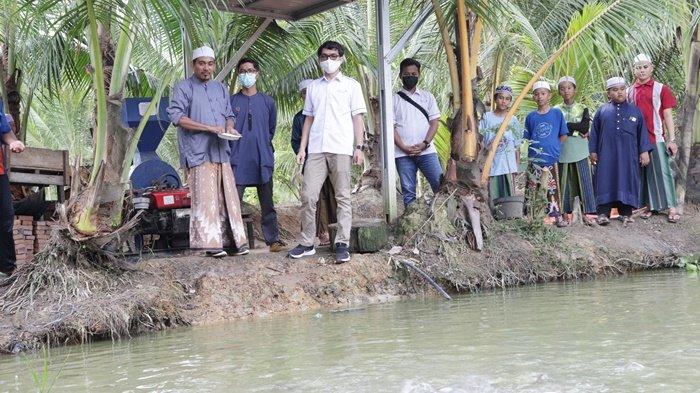 Kegiatan tebar 10 ribu benih oleh Adaro, melalui Program Adaro Santri Sejahtera (PASS), di kolam tanah milik Pondok Pesantren Nurul Muhibbin di Kecamatan Halong, Kabupaten Balangan, Provinsi Kalimantan Selatan, Senin (1/11/2021).
