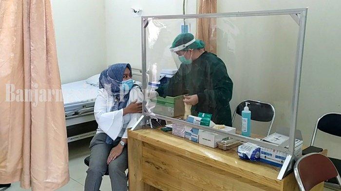 Seorang tenaga kesehatan saat menjalani proses vaksinasi Covid-19 di RSUD Ansari Saleh, Kota Banjarmasin, Provinsi Kalimantan Selatan, Rabu (20/1/2021).