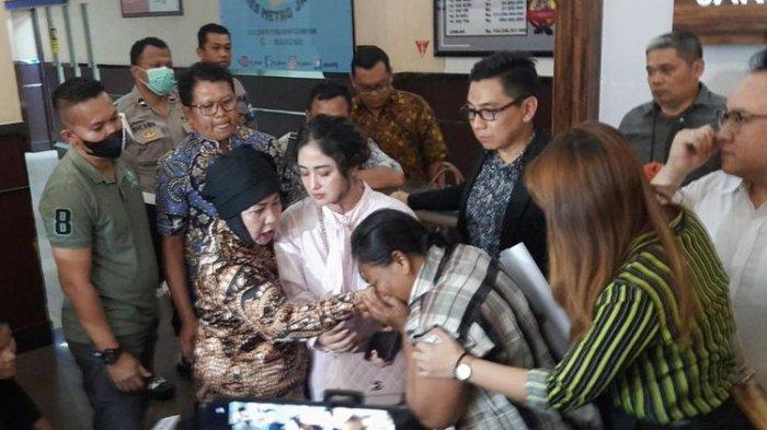 Tersangka pencemaran nama baik minta maaf, menangis hingga cium kaki ibu Dewi Perssik di Polres Metro Jakarta Selatan, Selasa (29/11/2022).