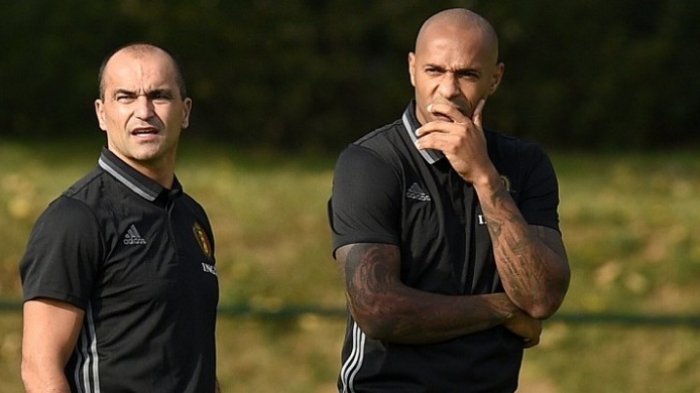 Thierry Henry (kanan) terlihat sudah memulai perannya sebagai asisten dari pelatih Belgia, Roberto Martinez, dalam sesi latihan tim di Neerpede, Belgia, Senin (29/8/2016) waktu setempat.
