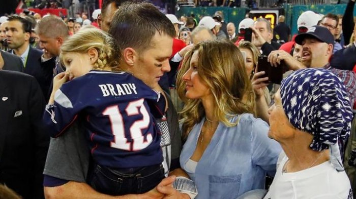 Pemain New England Patriots, Tom Brady (kiri), menatap istrinya, Gisele Bundchen, seusai menjuarai Super Bowl LI di NRG Stadium, 5 Februari 2017.