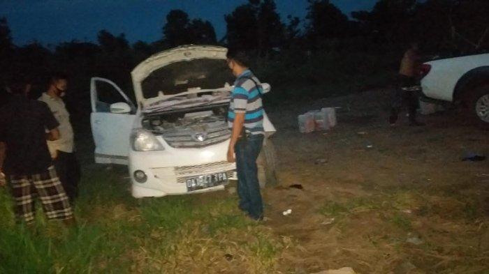 Toyota Avanza warna putih dengan no.pol DA 1847 TPA tiba tiba terbakar, di jalan H.Mistar Cokrokusumo Kelurahan Cempaka Kecamatan Cempaka Kota Banjarbaru, Senin (5/4/2021) sore.