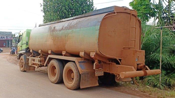 Polisi amankan truk, setelah tabrakan dengan motor, di Jalan Poros Desa Sebabi, Kecamatan Telawang, Kabupaten Kotawaringin Timur (Kotim), Provinsi Kalimantan Tengah, Minggu (7/2/2021). Dalam kecelakaan ini, pengendara motor tewas di tempat kejadian.