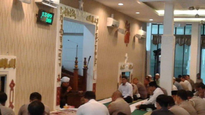 Usai Zuhur Anggota Polda Kalsel Diberi Siraman Rohani