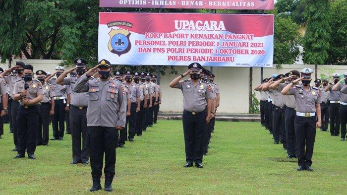 Upacara kenaikan pangkat personel Polri Periode 1 Januari 2021 dan PNS Polri periode 1 Oktober 2020 di Banjarbaru, Kalimantan Selatan, Kamis (31/12/2020).