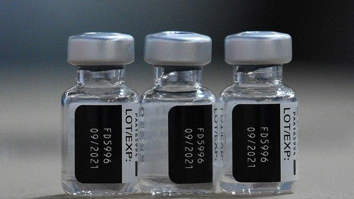 Gambar ini menunjukkan botol bekas vaksin BioNtech Pfizer Covid-19 saat vaksinasi pelaut di sebuah stadion di Manila pada 15 Juli 2021.
