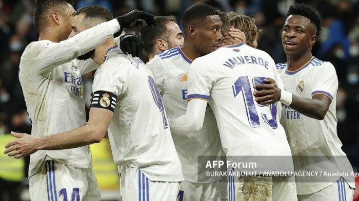 Vinicius Junior dari Real Madrid merayakan golnya dengan rekan satu timnya selama pertandingan sepak bola La Liga minggu 25 antara Real Madrid dan Deportivo Alaves di Stadion Santiago Bernabeu di Madrid, Spanyol pada 19 Februari 2022. Burak Akbulut / Anadolu Agency