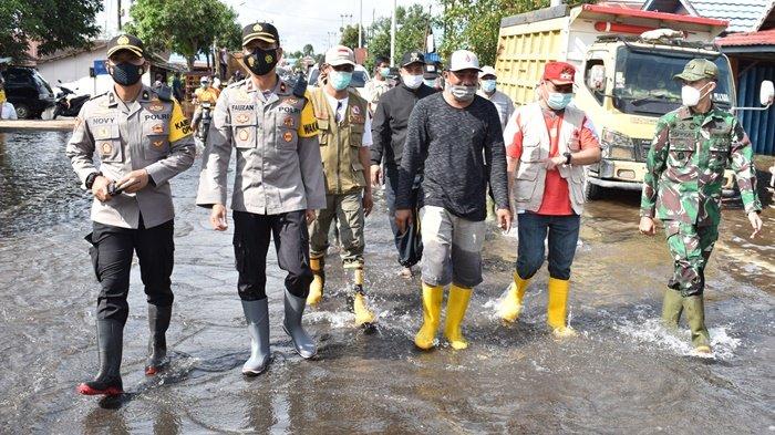 Wakil Kepala Polres Tanah Laut (Tala), Kompol Fauzan Arianto SH SIK MH, bersama Wakil Bupati, Abdi Rahman (kedua kanan, kaus merah), serta forkopimda dan stakeholder meninjau lokasi Banjir, kemarin.