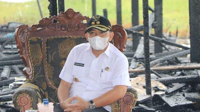 Wakil Bupati Syamsuri Arsyad mendatangi lokasi kebakaran yang lokasinya sangat jauh, yakni di Desa Bajayau Tengah RT 02 RW 02, Kecamatan Daha Barat, Kabupaten Hulu Sungai Selatan (HSS), Provinsi Kalimantan Selatan, Rabu (19/5/2021).