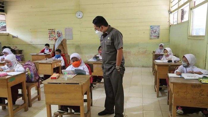 Wakil Bupati HSS Syamsuri Arsyad mengajak salah satu siswa berbincang siswa SDN di Kecamatan SUngai Raya, Selasa (5/1/2021).