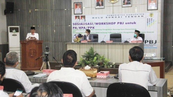 Wakil Bupati H Mansyah Sabri, memberi arahan kepada peserta Sosialisasi Workshop Pengadaan Barang dan Jasa (PJA) di di Auditorium Kantor Bupati, Kota Barabai, Kabupaten Hulu Sungai Tengah (HST), Kalimantan Selatan, Rabu (24/3/2021).