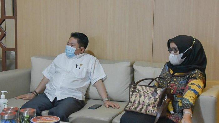 Wakil ketua DPRD Kalteng Faridawaty Darland atjeh saat berkunjung ke DPRD Kalsel, Senin (19/4/2021).