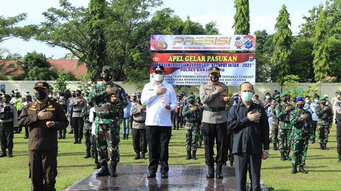 Wali Kota HM Aditya Mufti Ariffin SH MH, bersama unsur forkopimda dalam Apel Gelar Pasukan Operasi Ketupat Intan 2021 tentang Pengamanan Idul Fitri 1442 H di Polres Banjarbaru, Kalimantan Selatan, Rabu (5/5/2021).