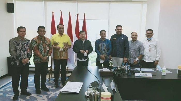 Wali Kota Banjarbaru, HM Aditya Mufti Ariffin, dan rombongan foto bersama Menteri Perencanaan Pembangunan Nasional (Bapennas) Republik Indonesia, Suharso Monoarfa.